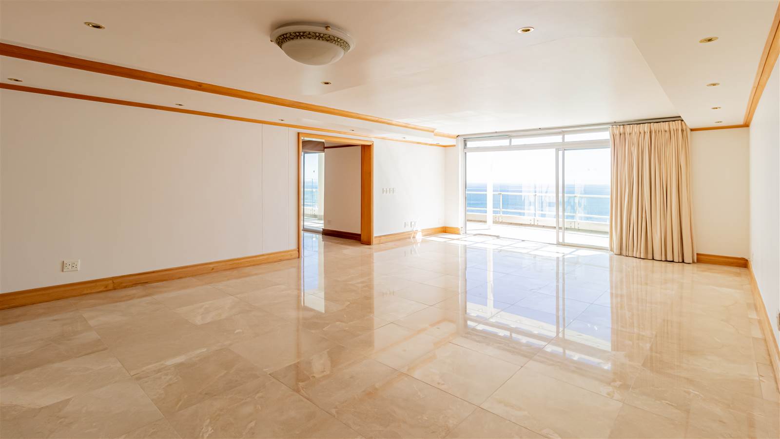 4 Bed Penthouse in Sea Point photo number 17