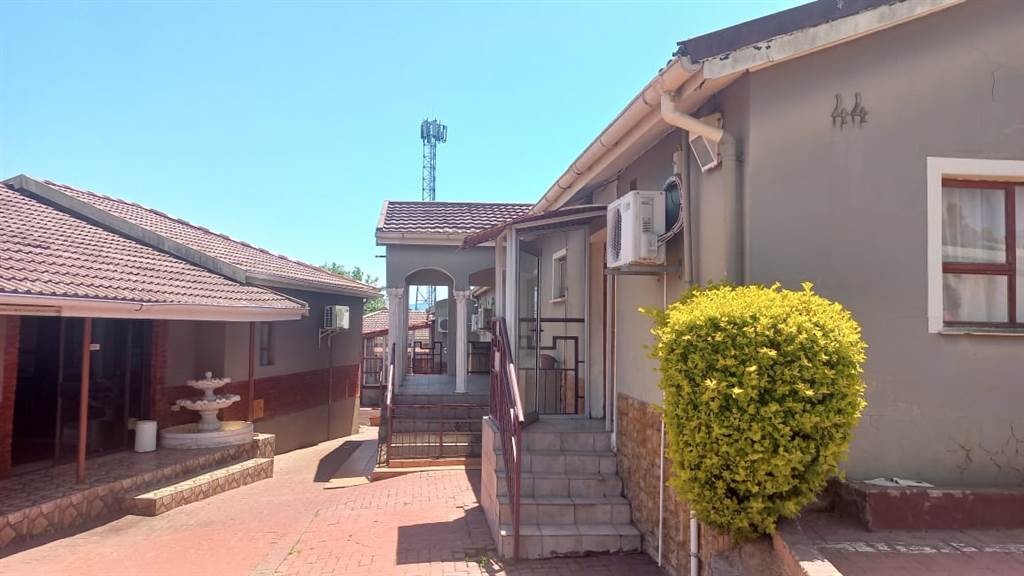 700  m² Commercial space in Southernwood photo number 1
