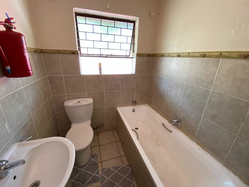 2 Bed Townhouse in Polokwane Central photo number 6