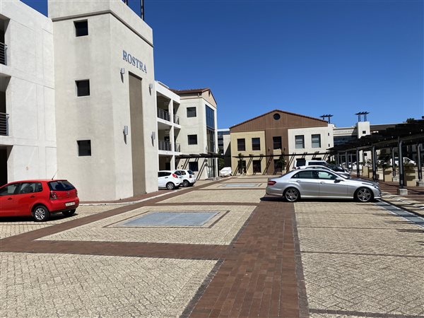 98  m² Commercial space