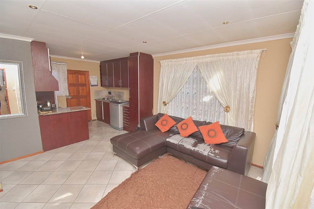2 Bed House in Benoni CBD photo number 10