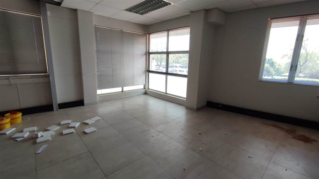 1014  m² Commercial space in Greenstone Hill photo number 10