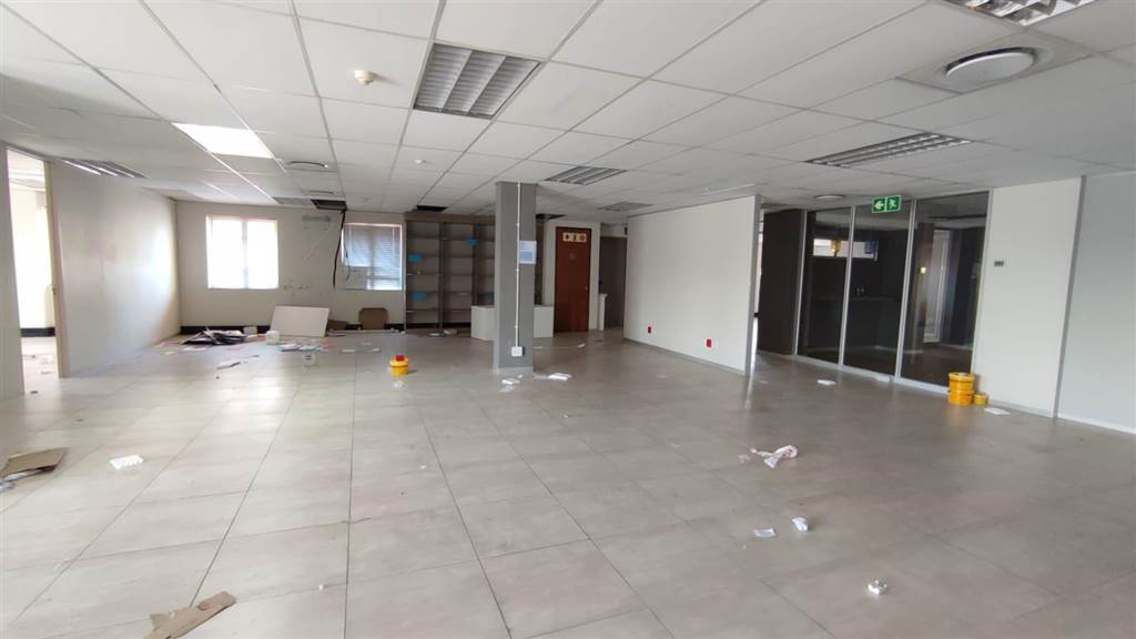 1014  m² Commercial space in Greenstone Hill photo number 8