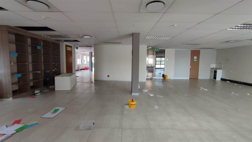 1014  m² Commercial space in Greenstone Hill photo number 11