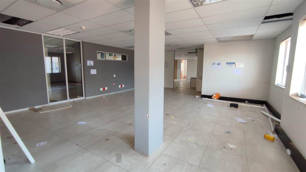 1014  m² Commercial space in Greenstone Hill photo number 15