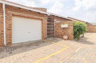 2 Bed Townhouse in Edenvale photo number 2