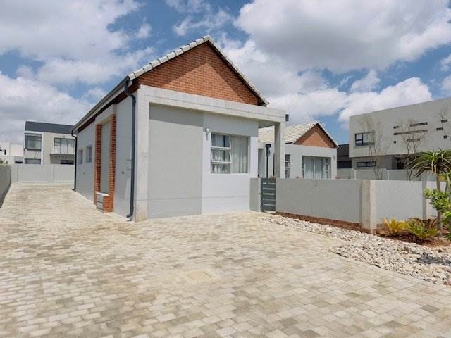 4 Bed House in Midstream Ridge Estate photo number 2