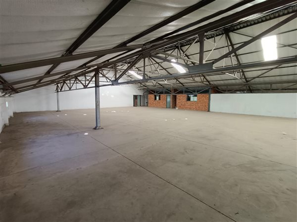 1 900  m² Industrial space