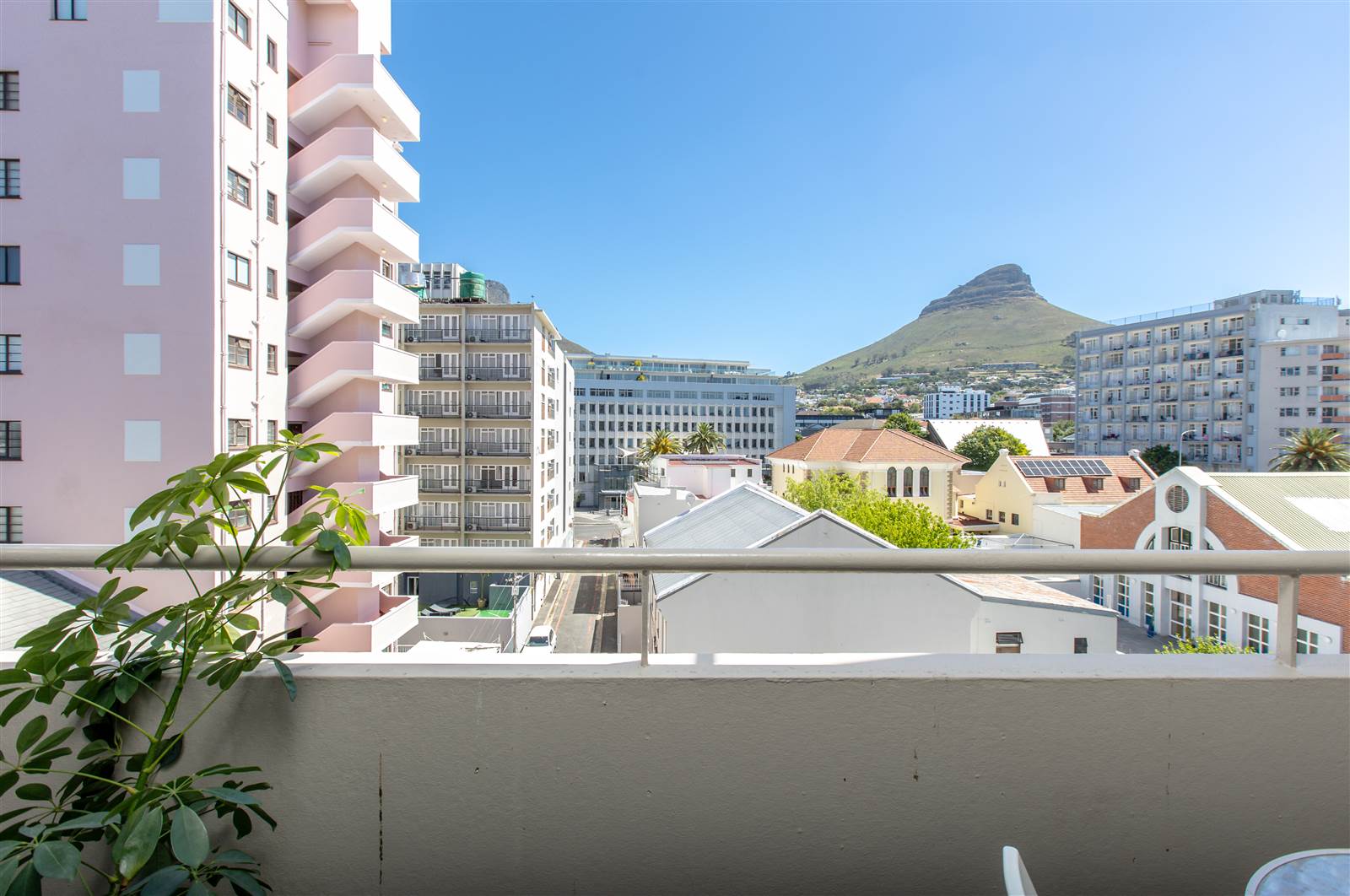 1 Bed Apartment in Cape Town City Centre photo number 4