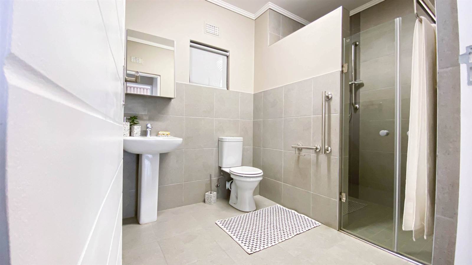 1 Bed Apartment in Roodepoort Central photo number 6