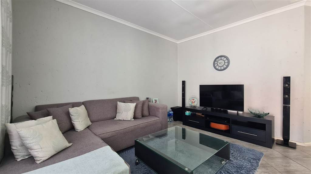 2 Bed Apartment in Mooivallei Park photo number 2