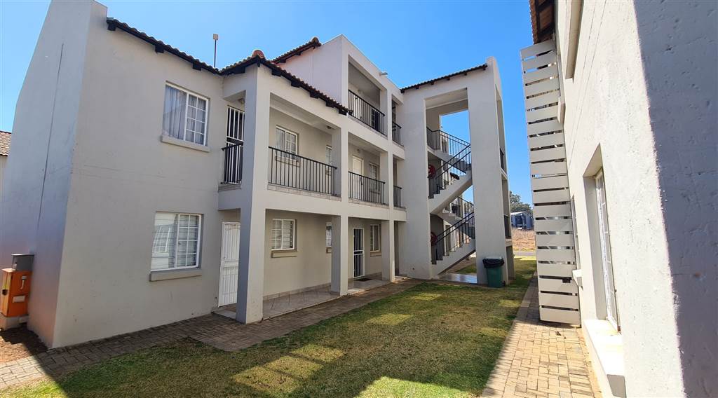 2 Bed Apartment in Mooivallei Park photo number 1