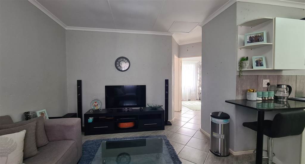 2 Bed Apartment in Mooivallei Park photo number 5