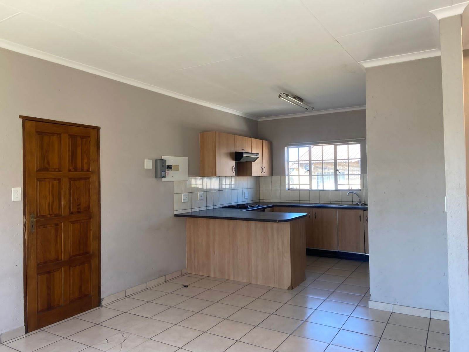 2 Bed Apartment in Waterval East photo number 5