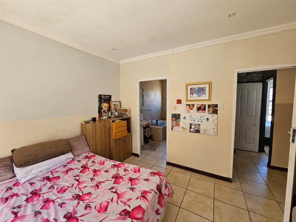 2 Bed Townhouse in Beacon Bay photo number 17