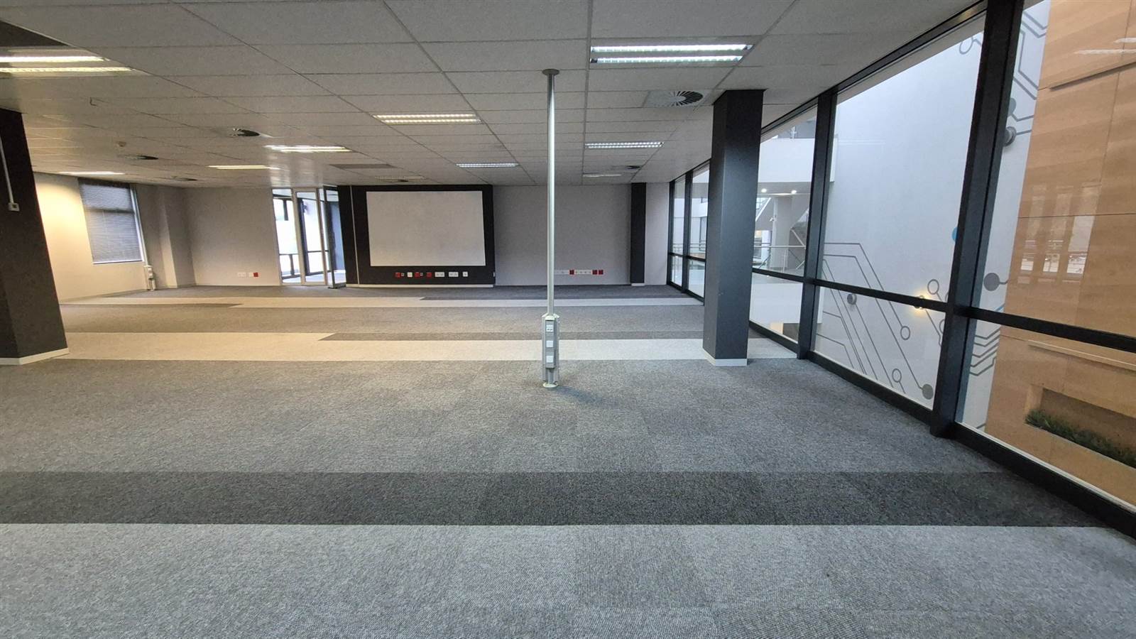 971  m² Office Space in Menlyn photo number 8