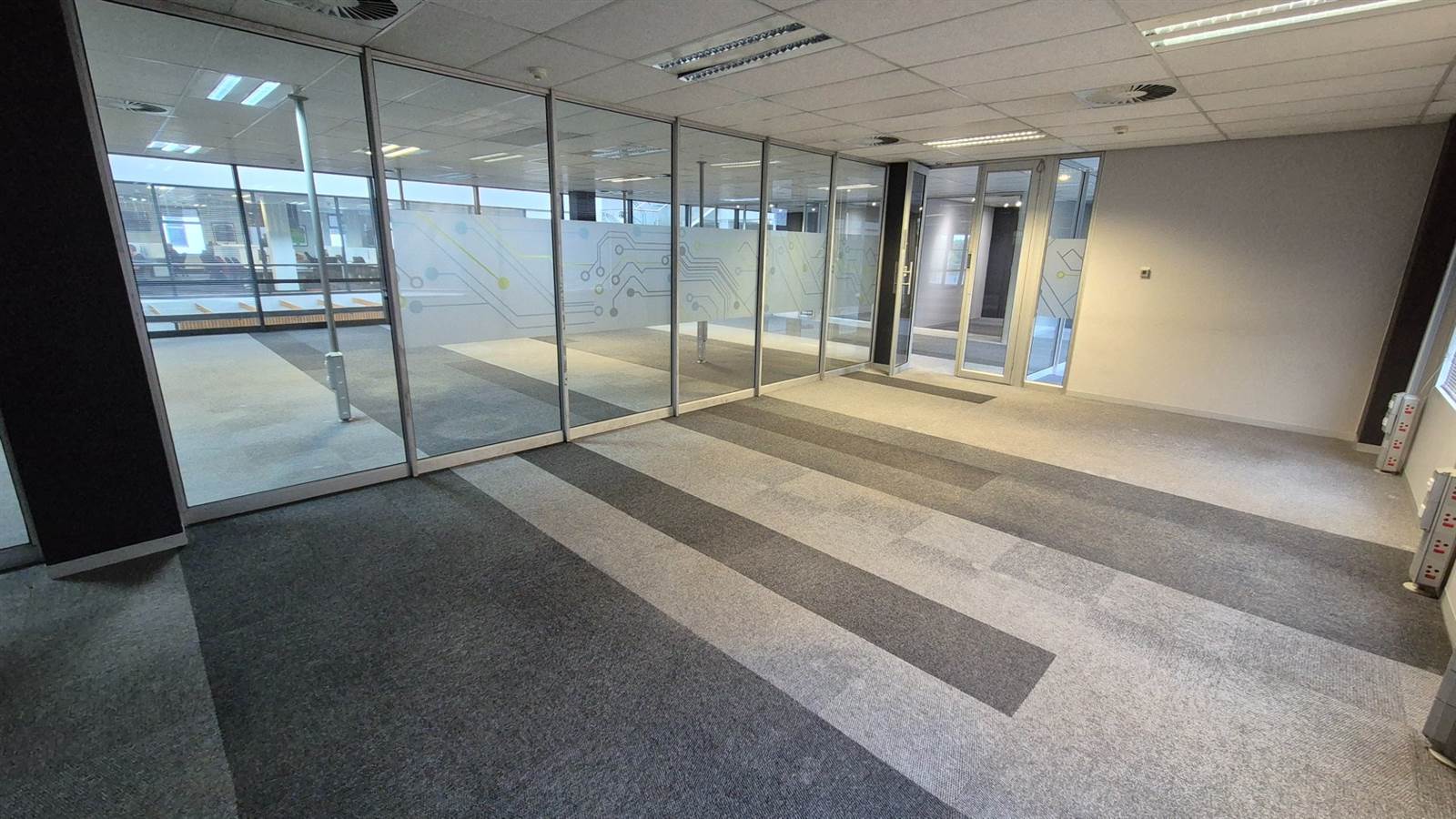 971  m² Office Space in Menlyn photo number 18