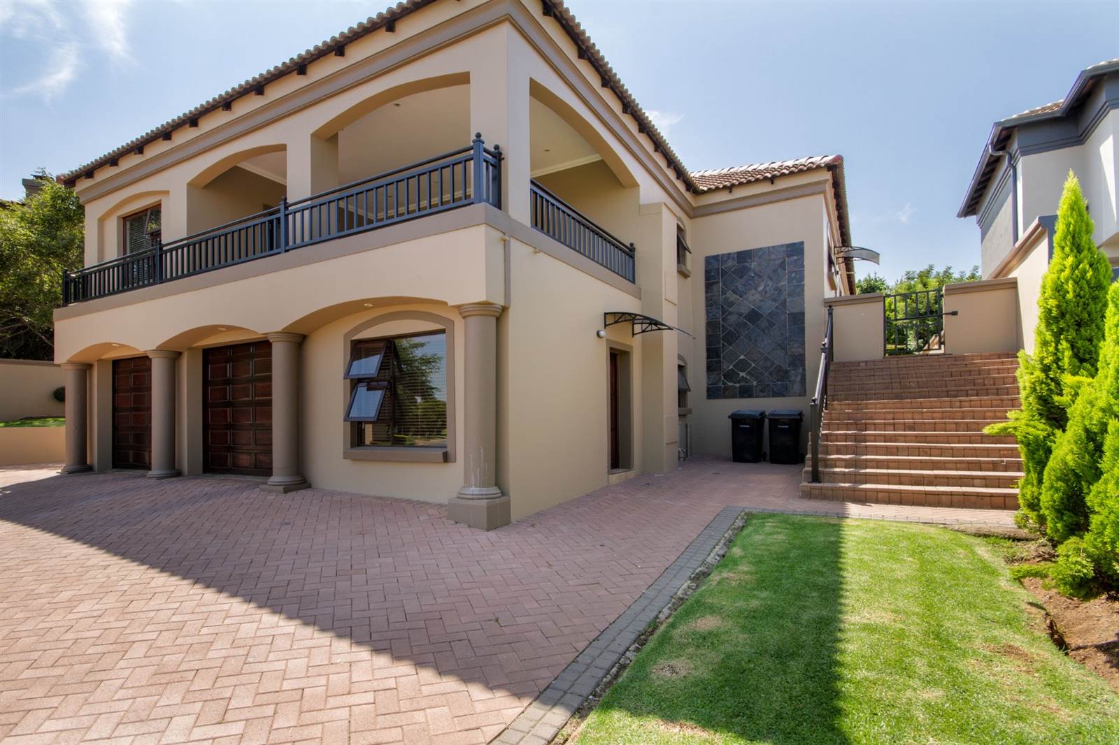 4 Bed House in Blue Valley Golf Estate photo number 2