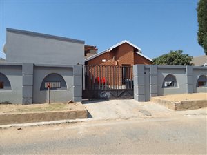 8 Bed House in Cosmo City