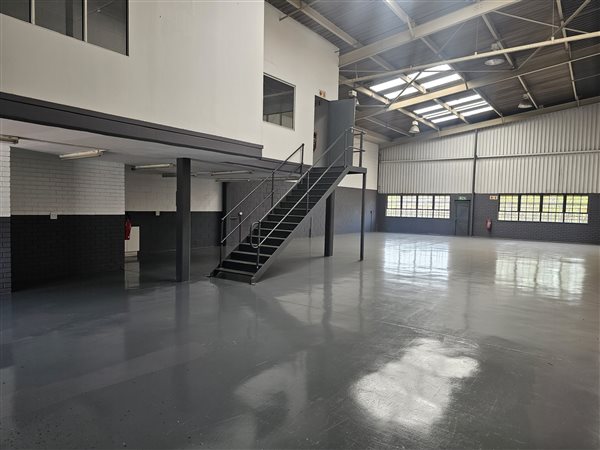 371  m² Industrial space