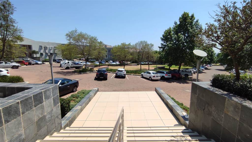 134  m² Commercial space in Greenstone Hill photo number 4