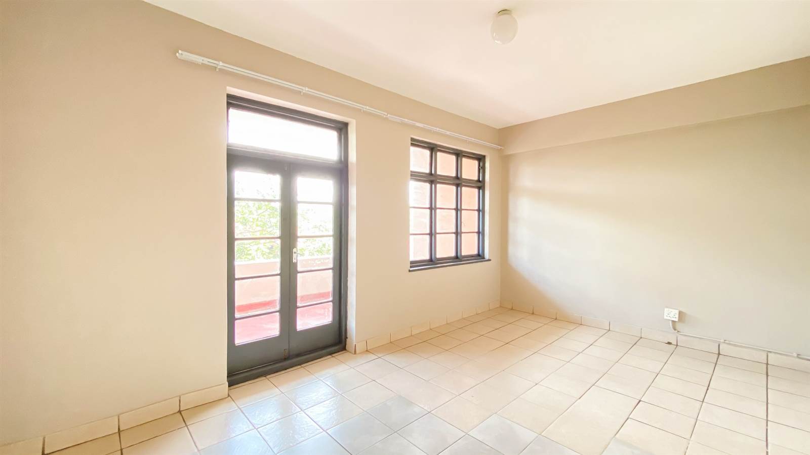 3 Bed Apartment in Yeoville photo number 3