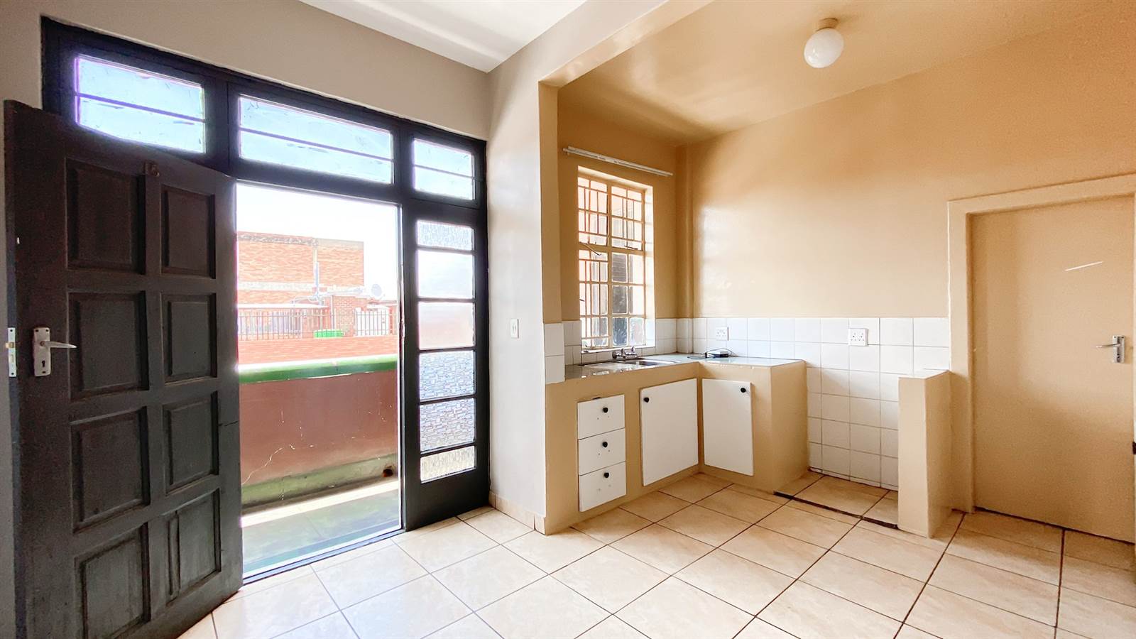3 Bed Apartment in Yeoville photo number 1
