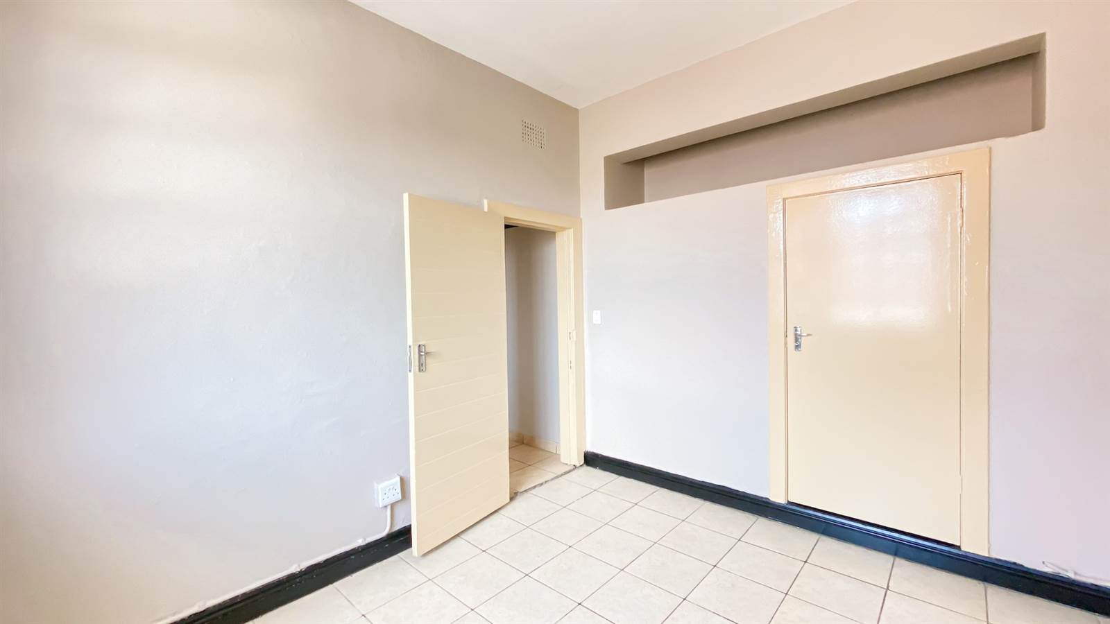 3 Bed Apartment in Yeoville photo number 5