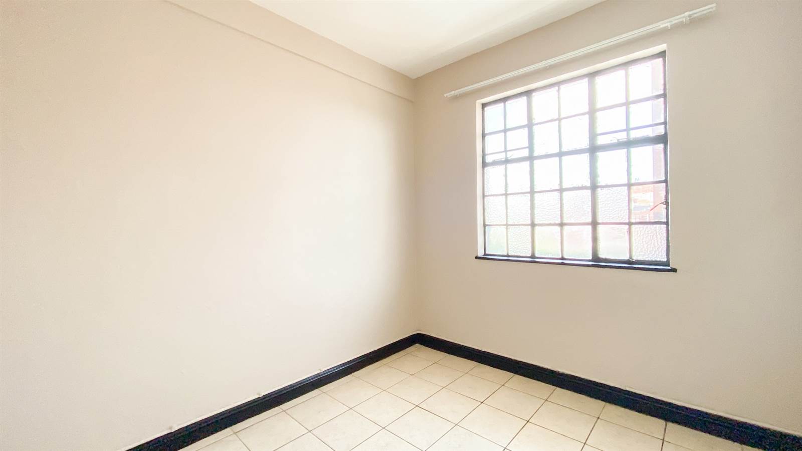 3 Bed Apartment in Yeoville photo number 6