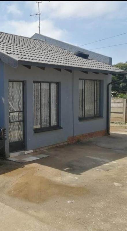 3 Bed House in Lenasia South photo number 16