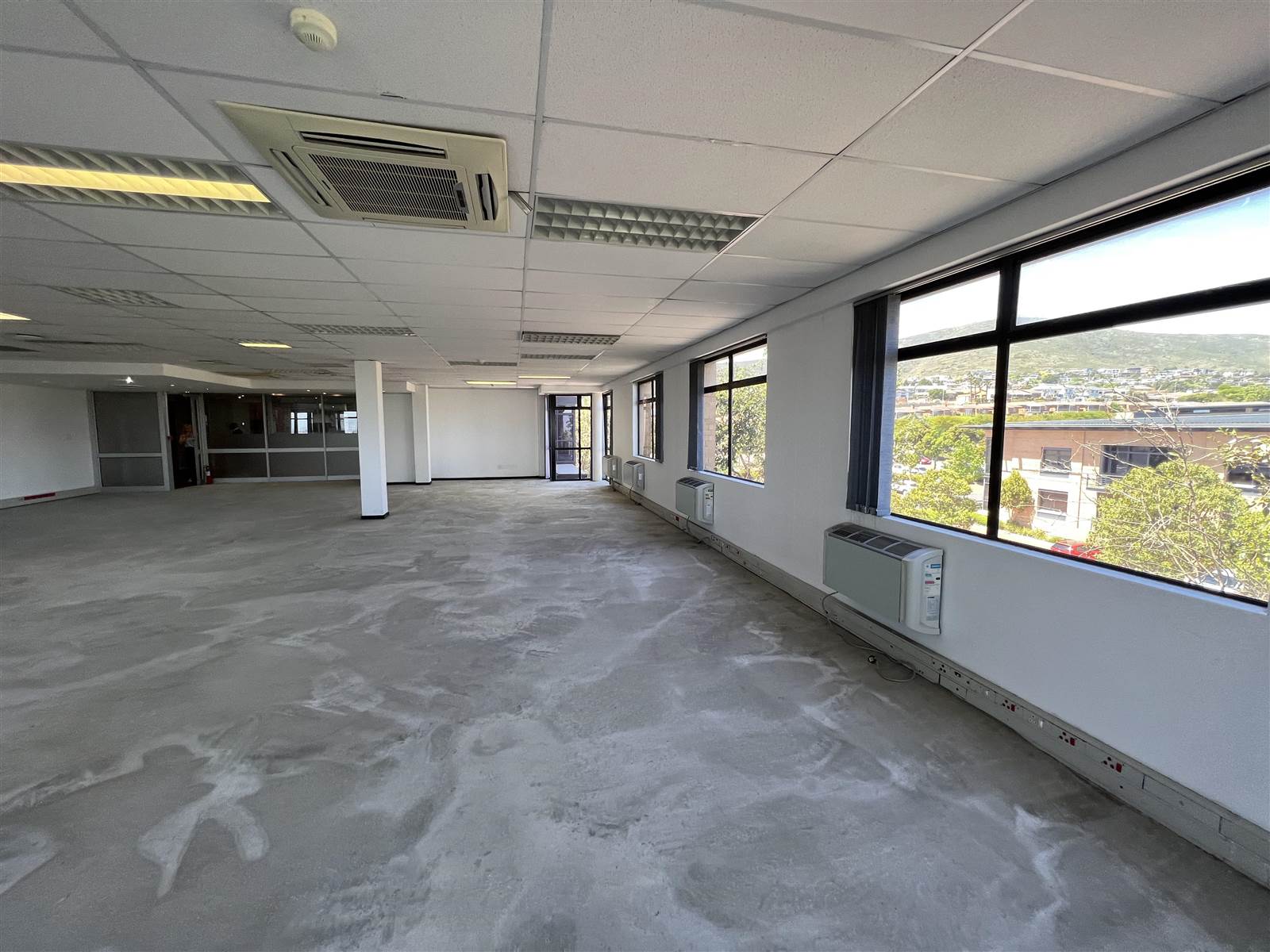 260  m² Commercial space in Plattekloof photo number 2