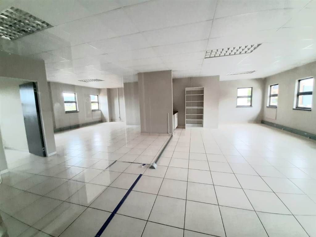 105  m² Commercial space in Silver Lakes photo number 4