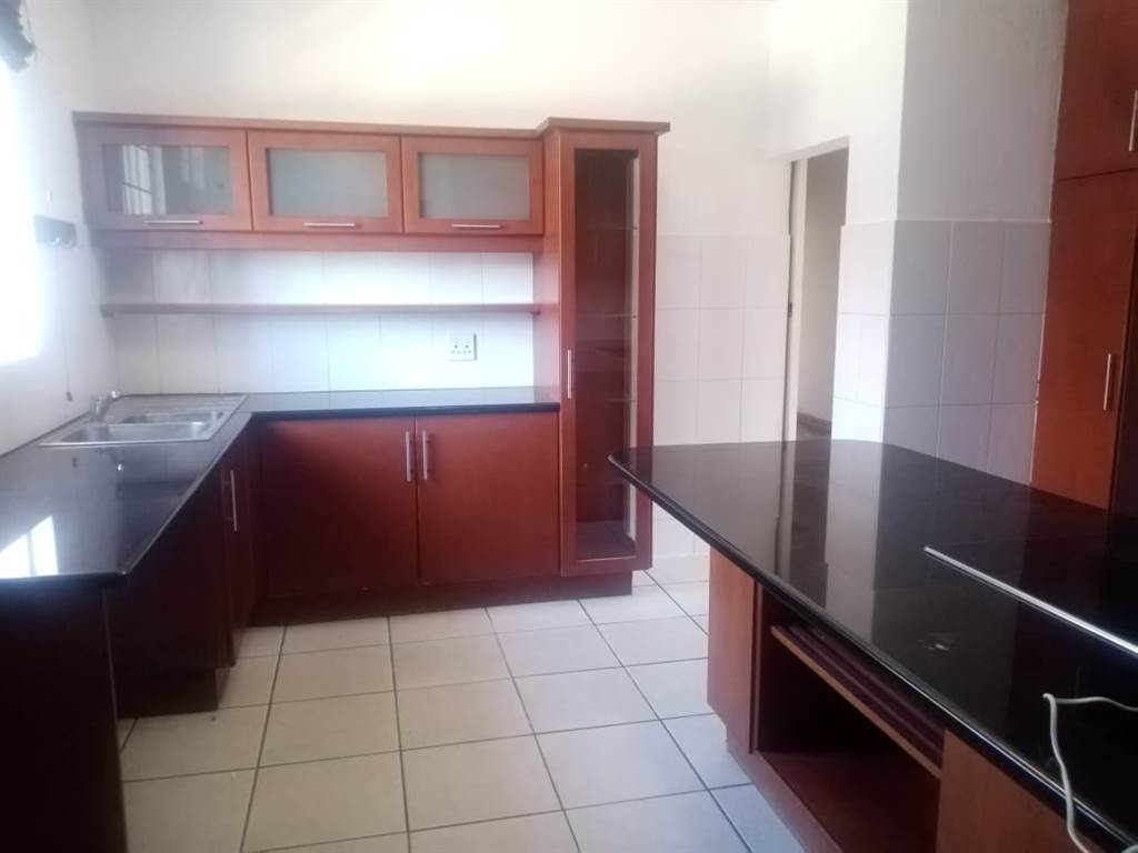 4 Bed Apartment in Bulwer photo number 14