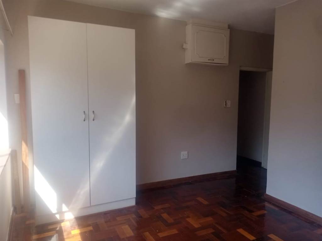 4 Bed Apartment in Bulwer photo number 4