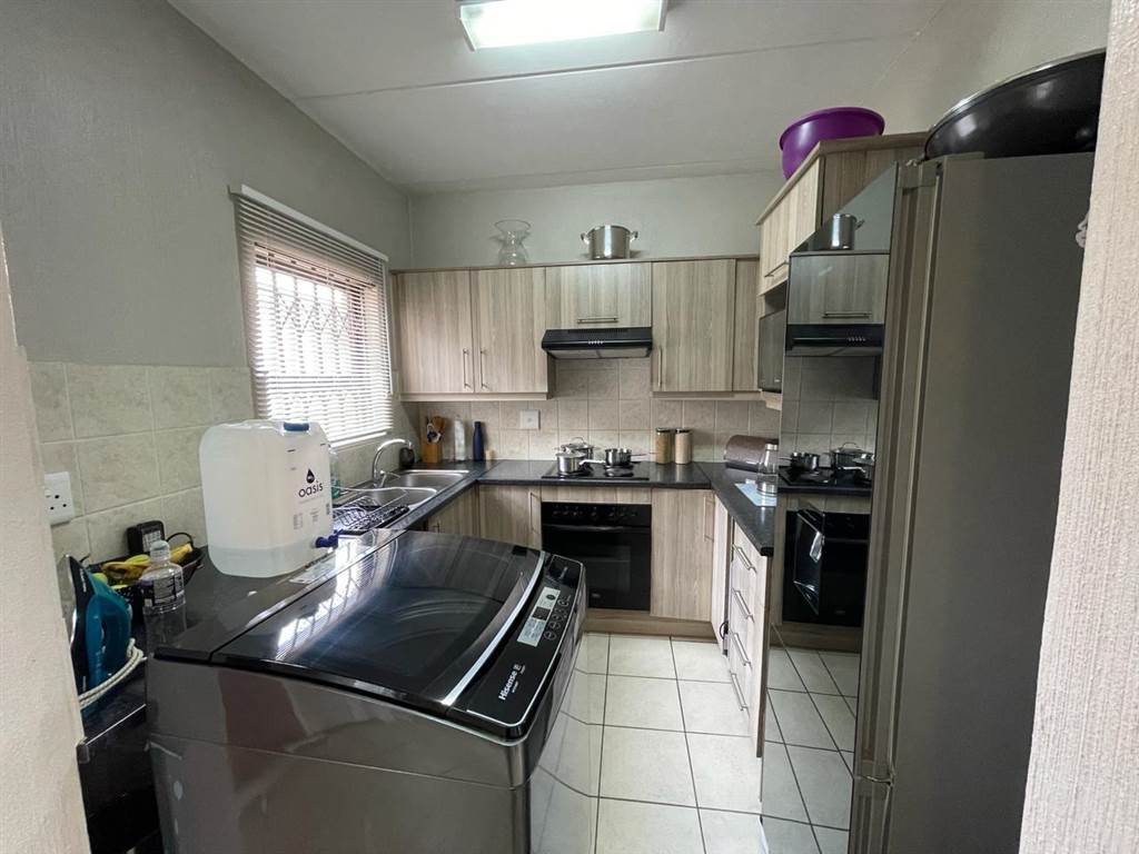 2 Bed Townhouse in Wilgeheuwel photo number 14
