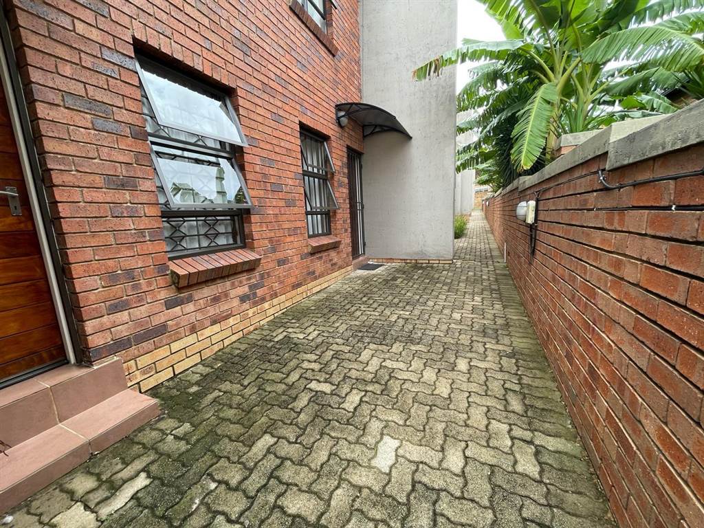 2 Bed Townhouse in Wilgeheuwel photo number 23