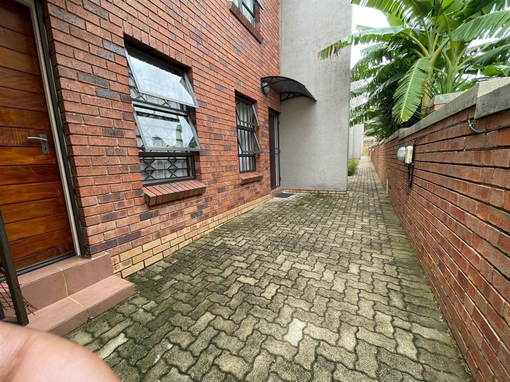 2 Bed Townhouse in Wilgeheuwel photo number 20
