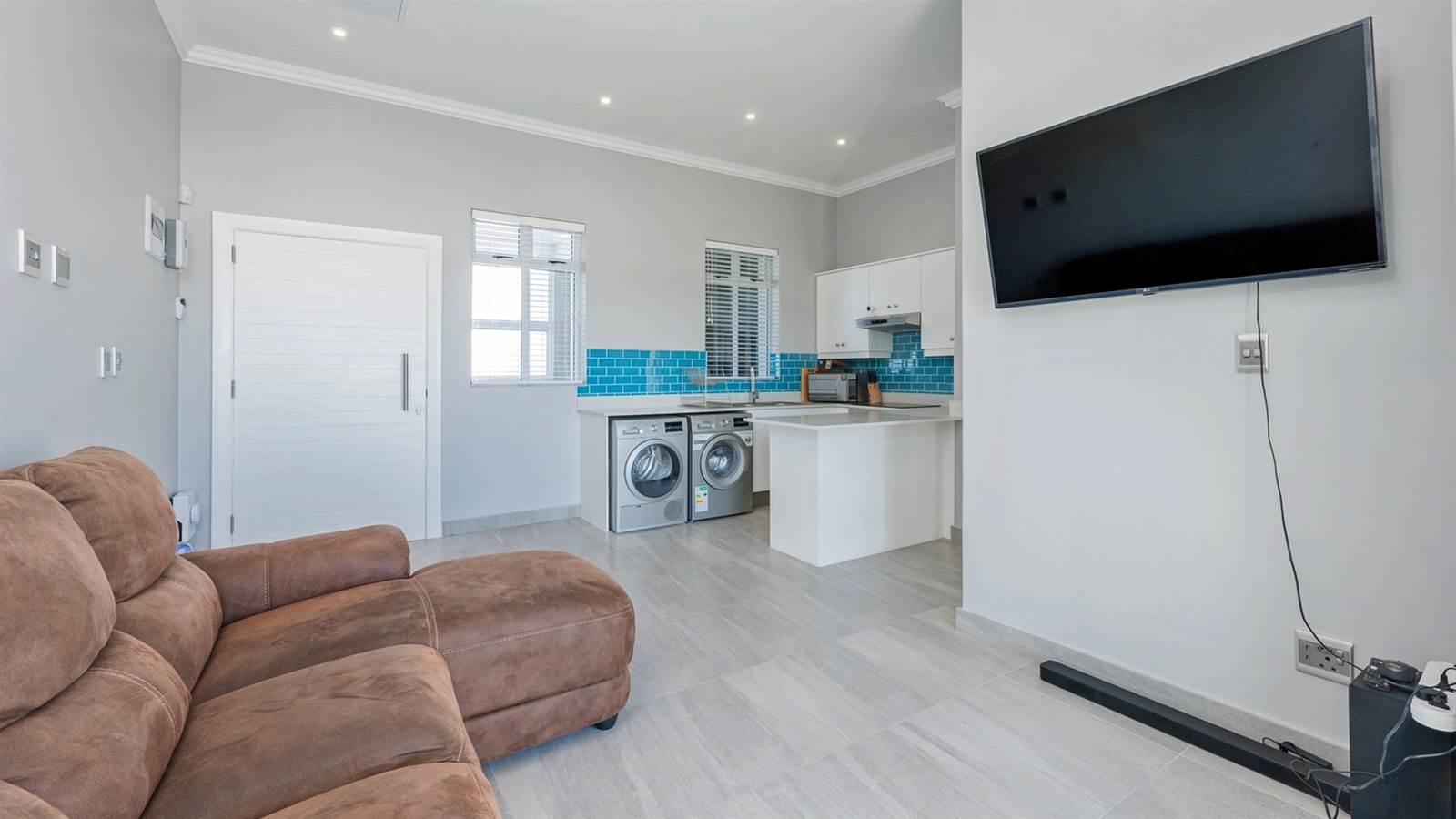 2 Bed Apartment in Struisbaai photo number 6