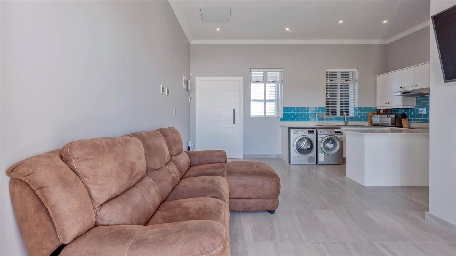 2 Bed Apartment in Struisbaai photo number 5