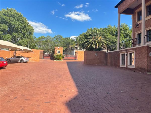 300  m² Commercial space in Houghton Estate
