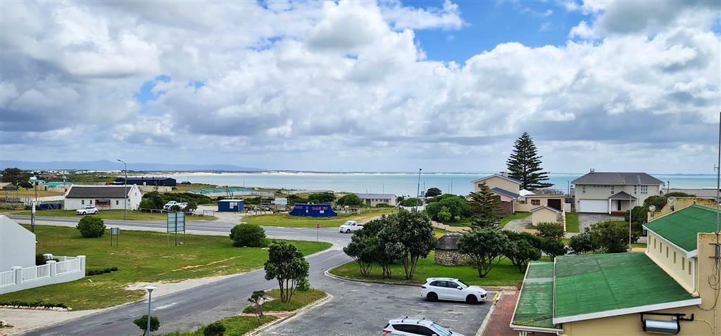 2 Bed Apartment in Struisbaai photo number 18
