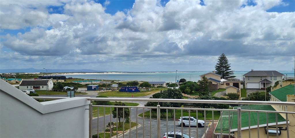 2 Bed Apartment in Struisbaai photo number 13