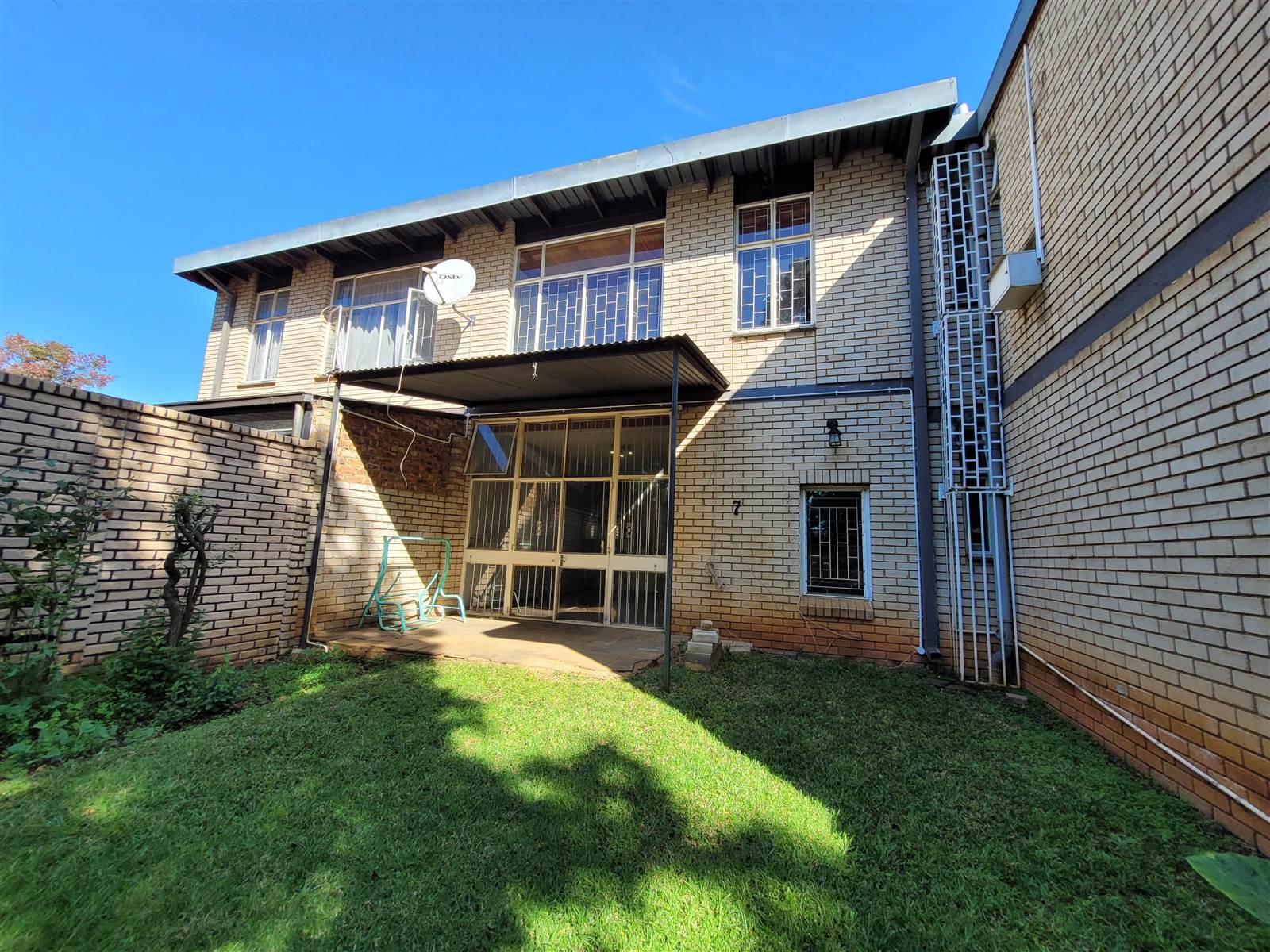 3 Bed Townhouse in Parktown Estate photo number 2