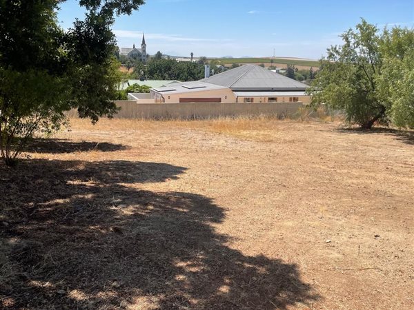 1 078 m² Land