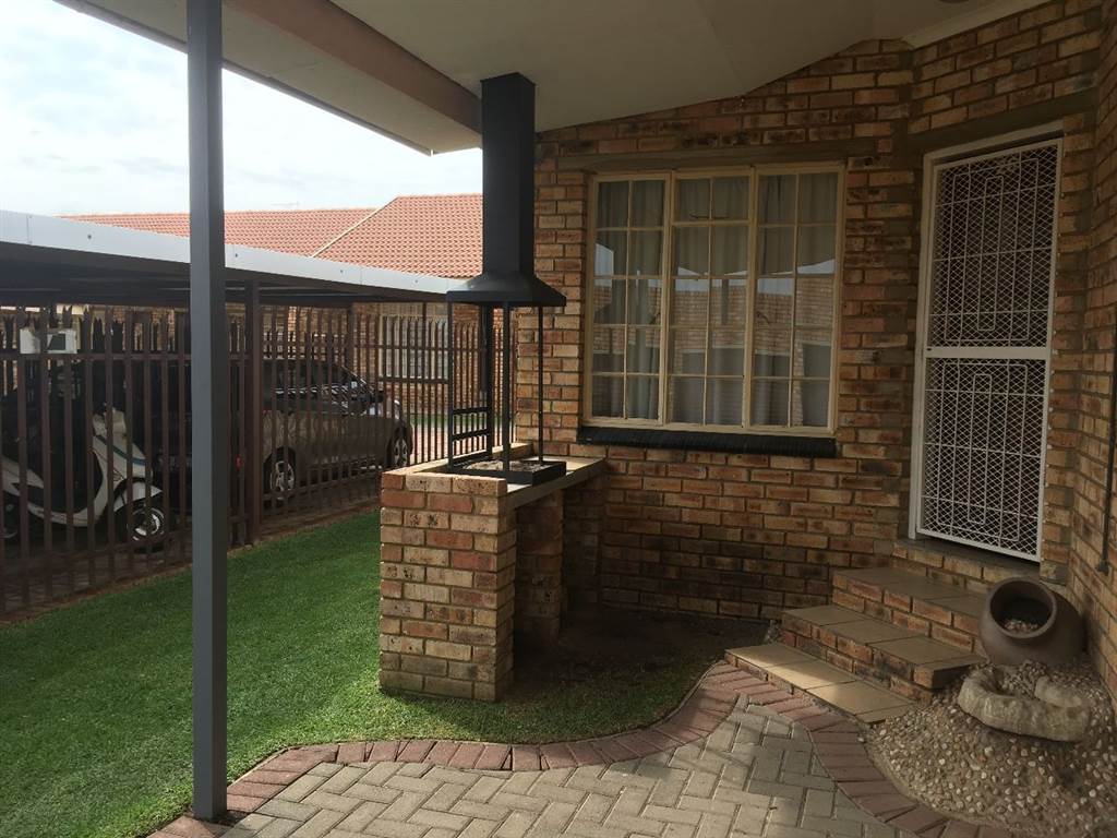 2 Bed Townhouse in Parys photo number 2