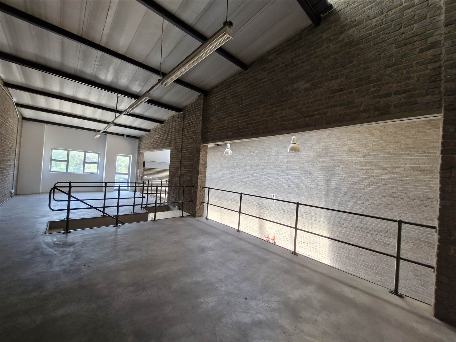 190  m² Industrial space in Commercia photo number 6