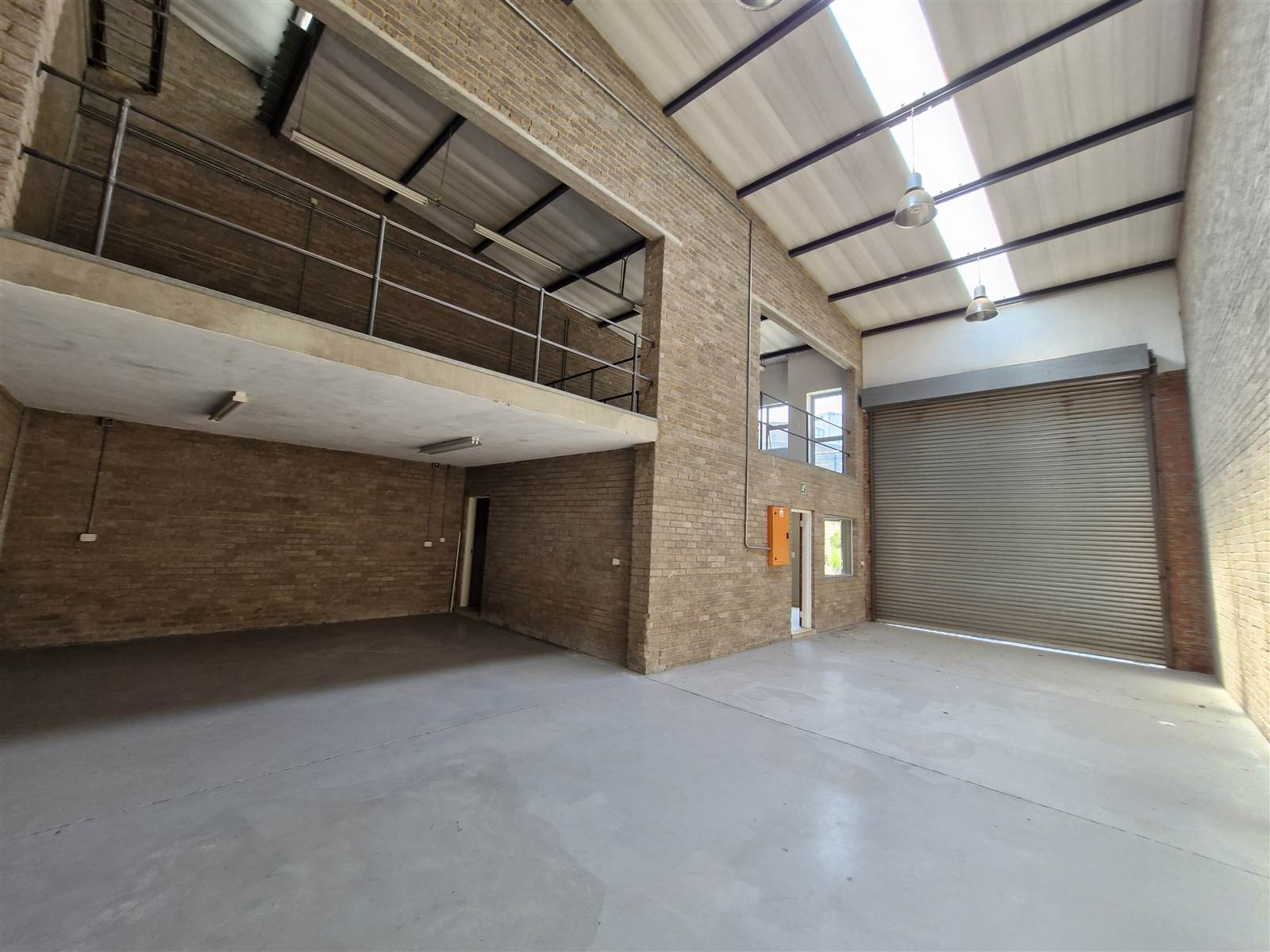 190  m² Industrial space in Commercia photo number 1