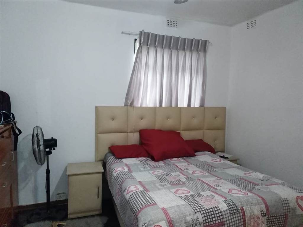 2 Bed Flat in Empangeni Central photo number 4