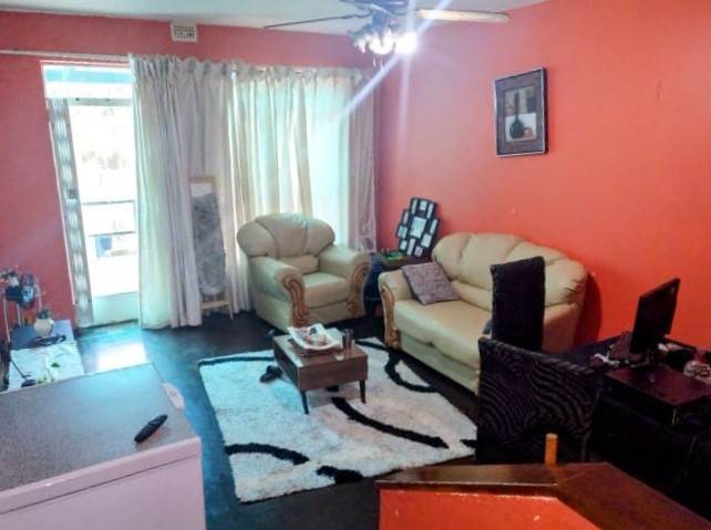 2 Bed Flat in Empangeni Central photo number 3
