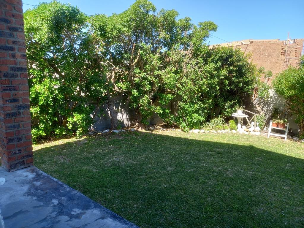 2 Bed Apartment in Struisbaai photo number 4